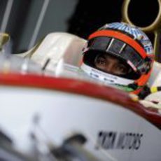 Narain Karthikeyan subido en el F112 espera para salir a pista