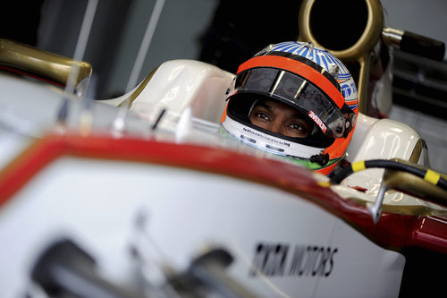 Narain Karthikeyan subido en el F112 espera para salir a pista