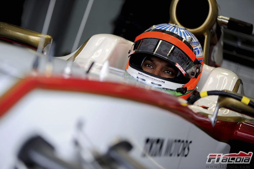 Narain Karthikeyan subido en el F112 espera para salir a pista