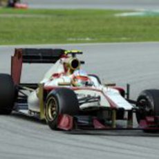 Karthikeyan sale de una curva en el trazado de Sepang