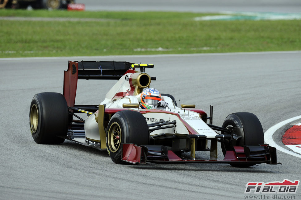 Karthikeyan sale de una curva en el trazado de Sepang