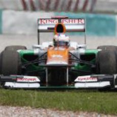 Paul di Resta hace una excursión por la hierba en el GP de Malasia 2012