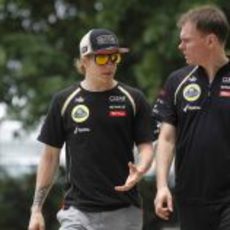 Kimi Räikkönen charla con un miembro del equipo Lotus