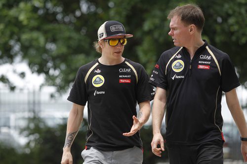 Kimi Räikkönen charla con un miembro del equipo Lotus