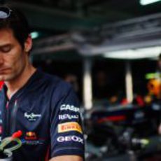 Mark Webber sale andando de su box en Sepang