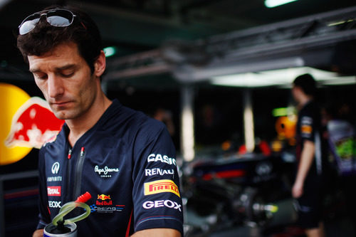 Mark Webber sale andando de su box en Sepang