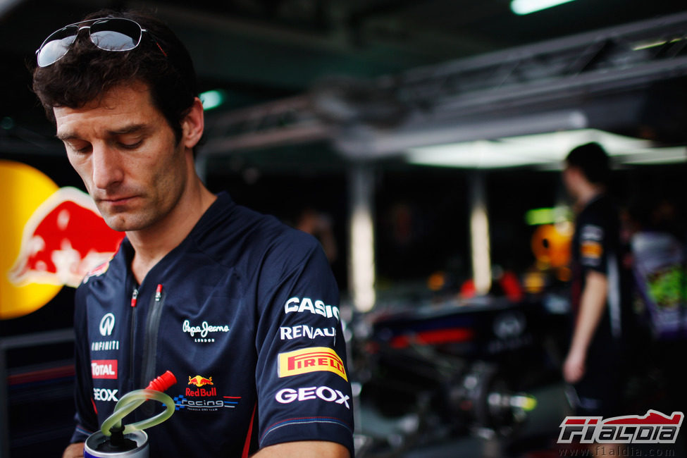 Mark Webber sale andando de su box en Sepang