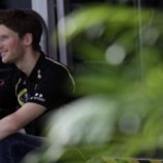 Romain Grosjean sentado a la entrada del motorhome