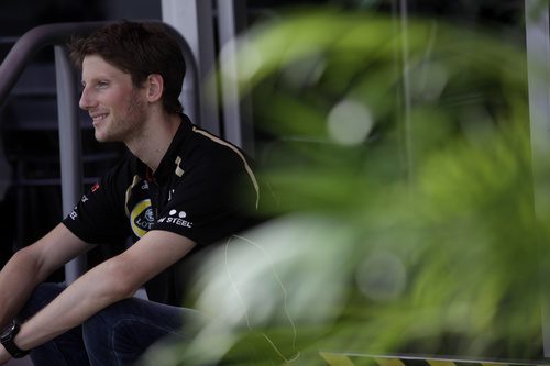 Romain Grosjean sentado a la entrada del motorhome