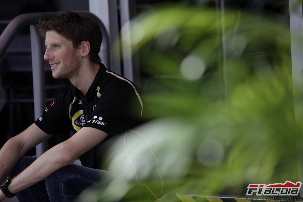 Romain Grosjean sentado a la entrada del motorhome