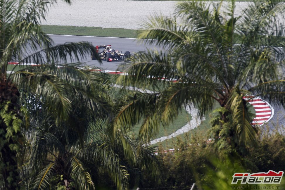 Kimi Räikkönen rueda tras unas palmeras