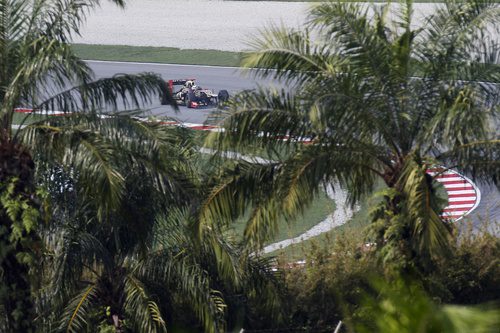 Kimi Räikkönen rueda tras unas palmeras