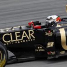 Kimi Räikkönen apurando una frenada en Sepang