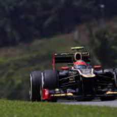 Romain Grosjean rueda con el E20 durante los entrenamientos libres