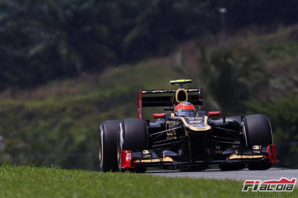 Romain Grosjean rueda con el E20 durante los entrenamientos libres