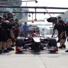 Romain Grosjean practica un pit-stop durante los libres