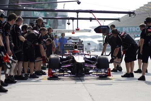 Romain Grosjean practica un pit-stop durante los libres