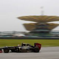 Räikkönen rueda a toda velocidad en una curva de Sepang