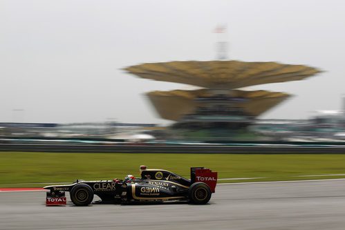 Räikkönen rueda a toda velocidad en una curva de Sepang