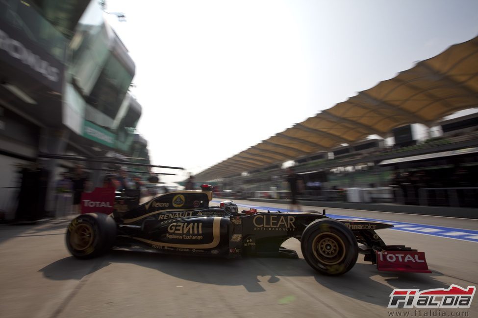 Kimi Räikkönen sale de boxes en el circuito de Sepang