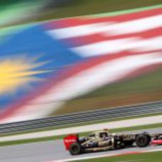 Räikkönen rueda con la bandera de Malasia de fondo