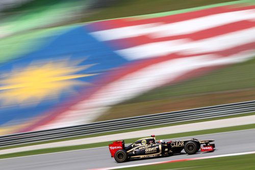 Räikkönen rueda con la bandera de Malasia de fondo