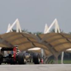 Romain Grosjean parado en el circuito de Sepang