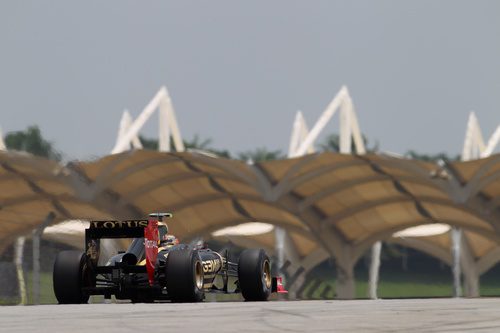 Romain Grosjean parado en el circuito de Sepang