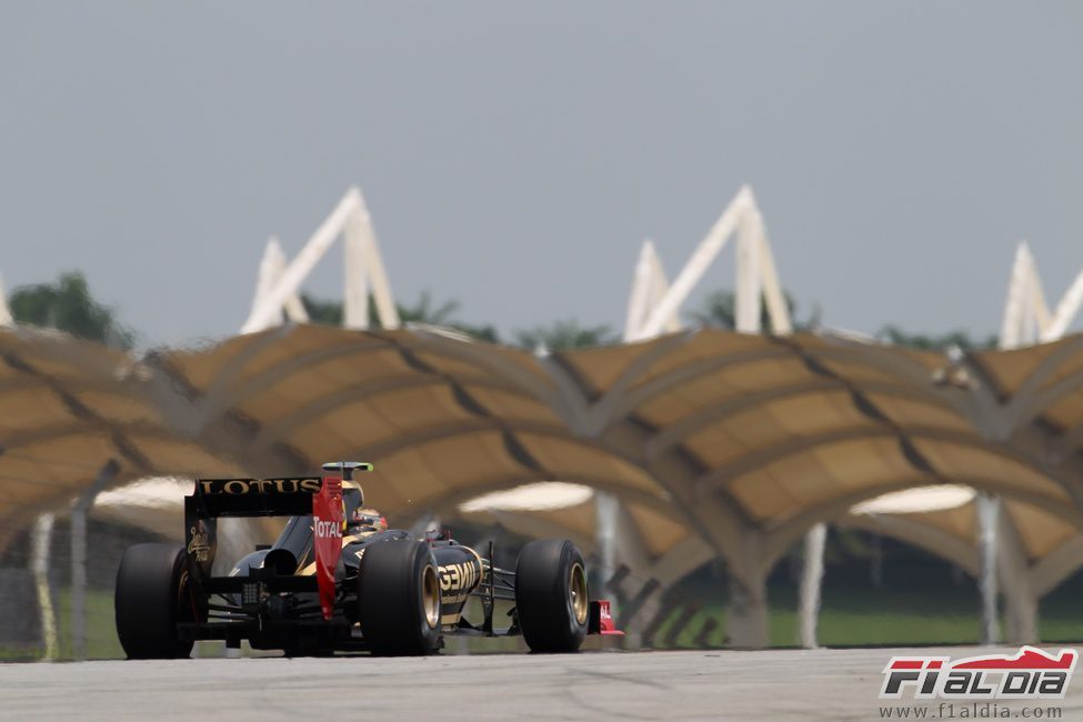 Romain Grosjean parado en el circuito de Sepang