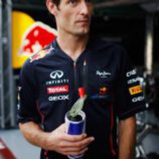 Mark Webber pensativo delante de su box en Malasia