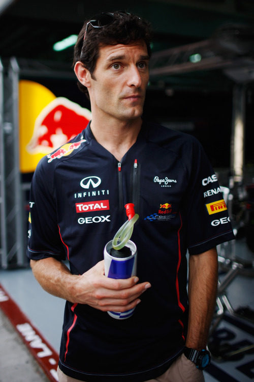 Mark Webber pensativo delante de su box en Malasia