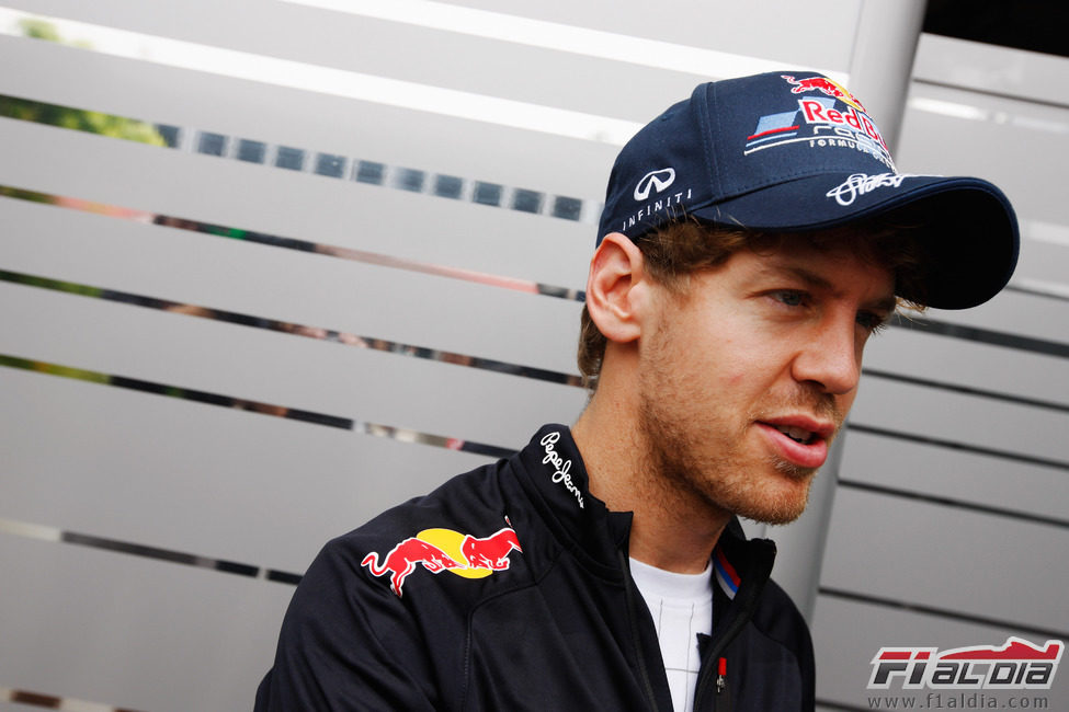 Sebastian Vettel en el motorhome de Red Bull