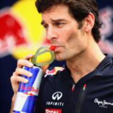 Mark Webber se hidrata antes de los entrenamientos