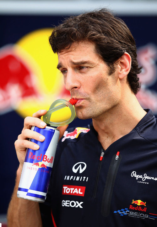 Mark Webber se hidrata antes de los entrenamientos