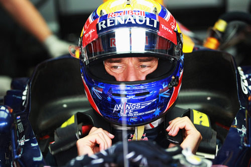 Mark Webber sentándose en su RB8