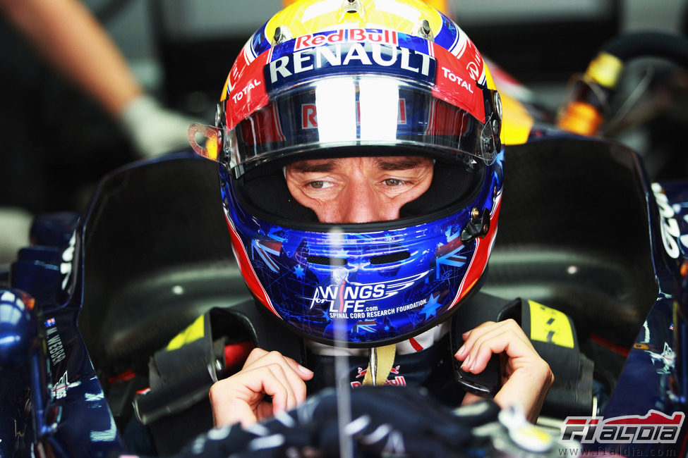 Mark Webber sentándose en su RB8