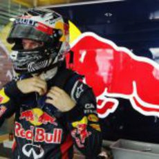 Sebastian Vettel se prepara para subirse a su RB8