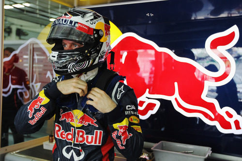 Sebastian Vettel se prepara para subirse a su RB8