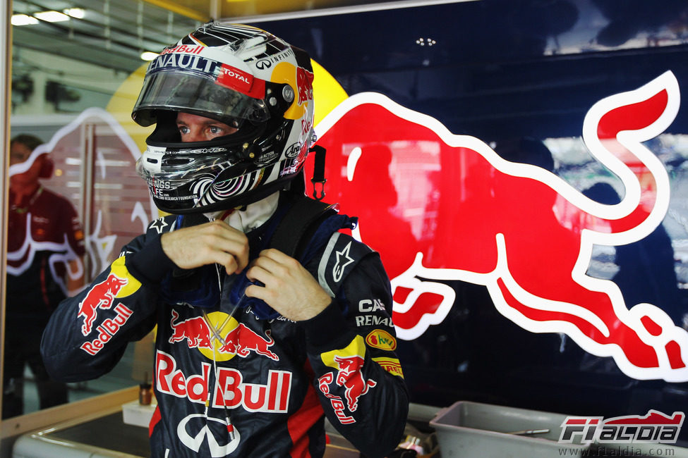 Sebastian Vettel se prepara para subirse a su RB8