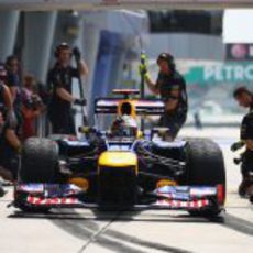 Sebastian Vettel practica un pit-stop en Sepang