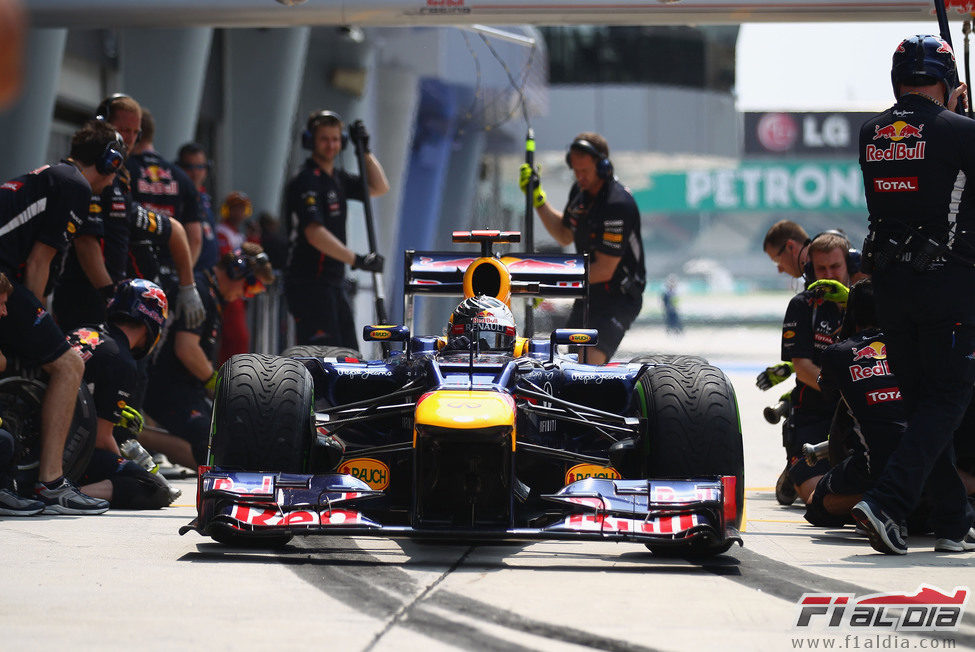 Sebastian Vettel practica un pit-stop en Sepang