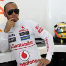 Lewis Hamilton espera en su box a que su coche esté listo