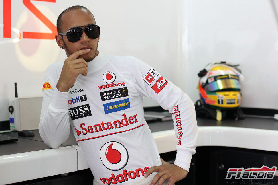 Lewis Hamilton espera en su box a que su coche esté listo