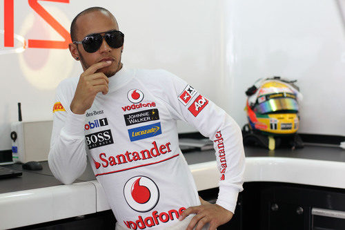 Lewis Hamilton espera en su box a que su coche esté listo
