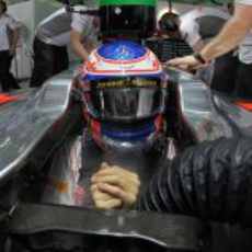 Jenson Button sentado en su McLaren