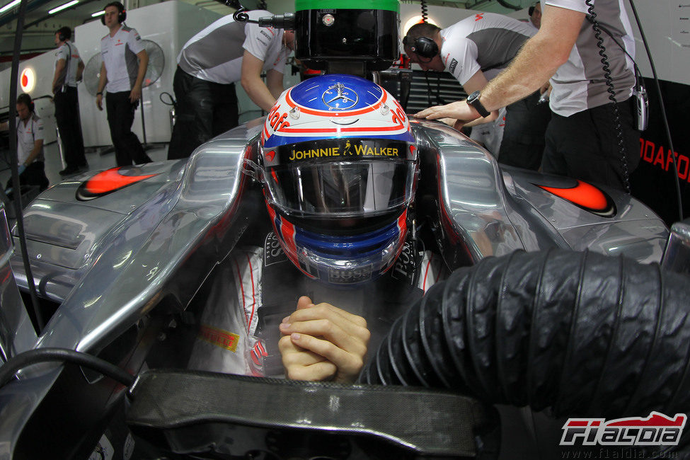 Jenson Button sentado en su McLaren