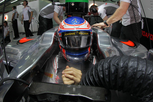 Jenson Button sentado en su McLaren