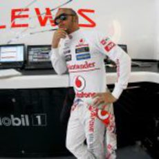 Lewis Hamilton en el box esperando a sus ingenieros