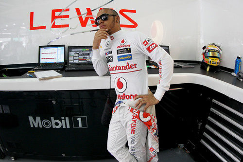 Lewis Hamilton en el box esperando a sus ingenieros