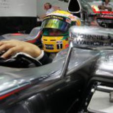 Lewis Hamilton sentado en su MP4-27